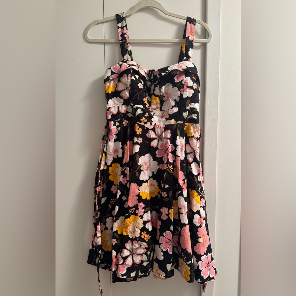 Eva Rose fit and flare fold over neck pocket floral dress - Picture 2 of 4